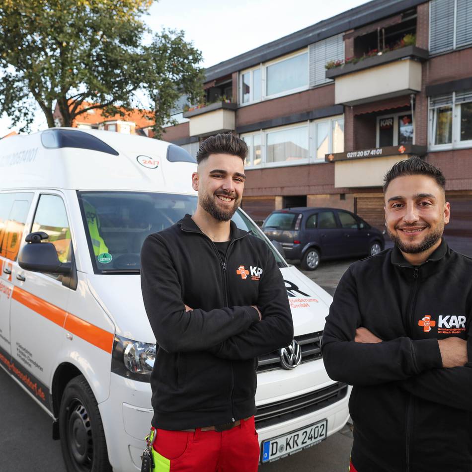 Krankentransport in Düsseldorf: Zwei Düsseldorfer Rettungssanitäter rühren das Netz