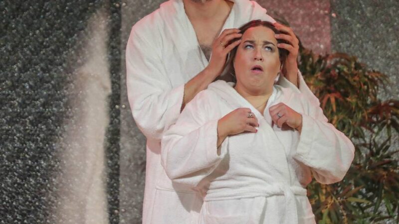 Verwechslungskomödie in Düsseldorf: „Großartig“ – Premiere von „Dat Wellness-Wochenäng“ im Schnibbel-Theater