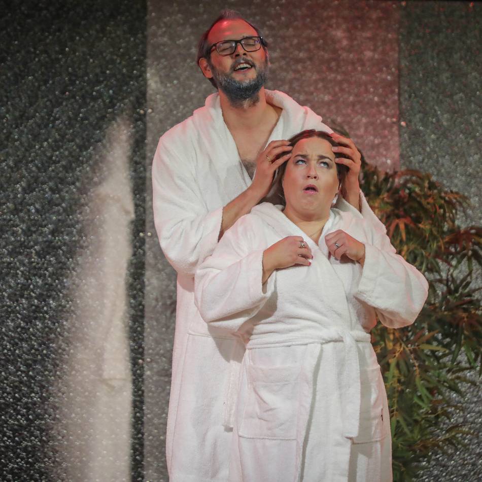 Verwechslungskomödie in Düsseldorf: „Großartig“ – Premiere von „Dat Wellness-Wochenäng“ im Schnibbel-Theater