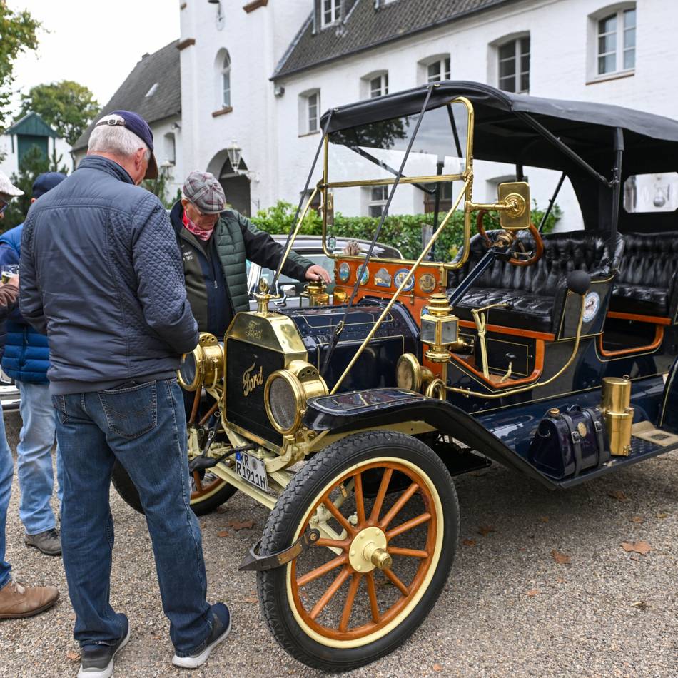 Oldtimer-Treffen in Moers: Autofans feiern ,Cars & Castle‘ vor Schloss Lauersfort