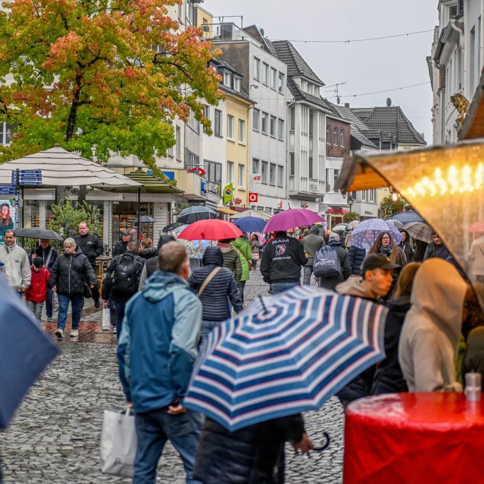 Moerser Herbst: Familienfest mit Regenschirmen und Zaubertricks