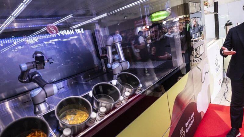 KI in Düsseldorf: Bei Rewe in Heerdt kocht jetzt ein Roboter die Pasta – schmeckt das?