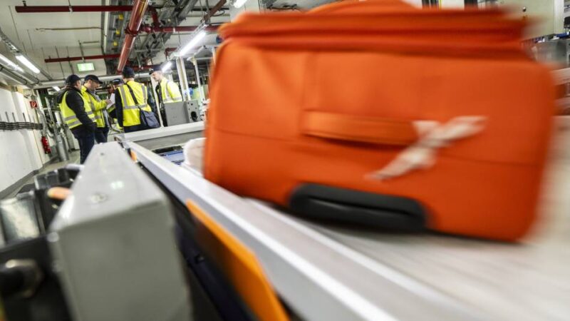 Keine Koffer, lange Schlagen: Passagier-Frust zu Ferienbeginn – so geht es am Flughafen Düsseldorf weiter