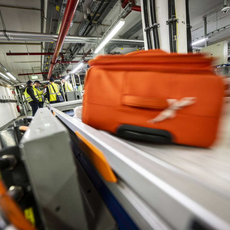 Keine Koffer, lange Schlagen: Passagier-Frust zu Ferienbeginn – so geht es am Flughafen Düsseldorf weiter