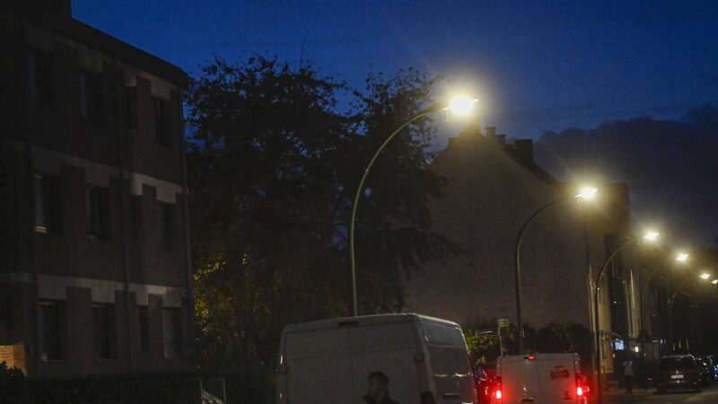 In Düsseldorf-Benrath: Anwohner ärgern sich über zu helles Laternenlicht
