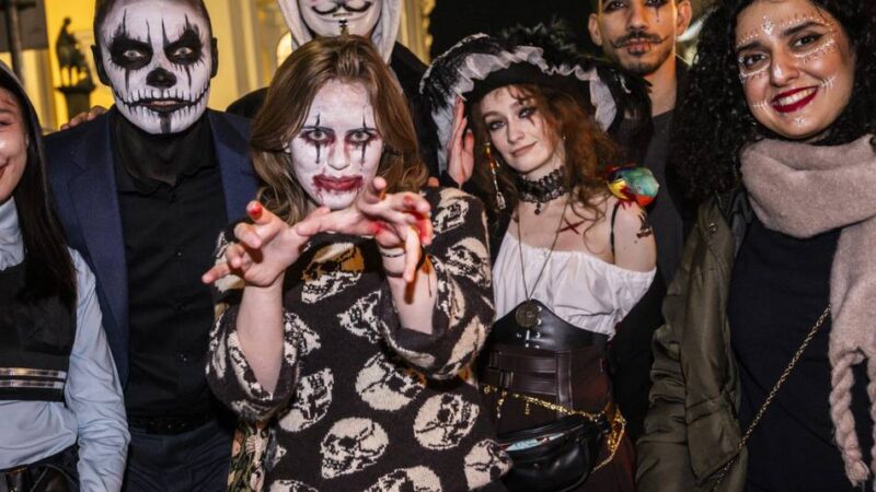 Halloween in Düsseldorf: Skelette, Gespenster und viel Gruselei – so wurde Halloween in der Altstadt gefeiert