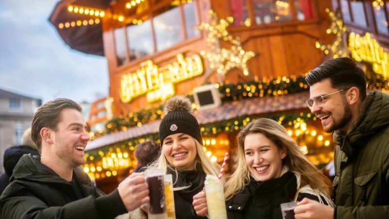 Weihnachtsmärkte starten : Glühwein in Düsseldorf wird teurer – das sind die Preise 2025