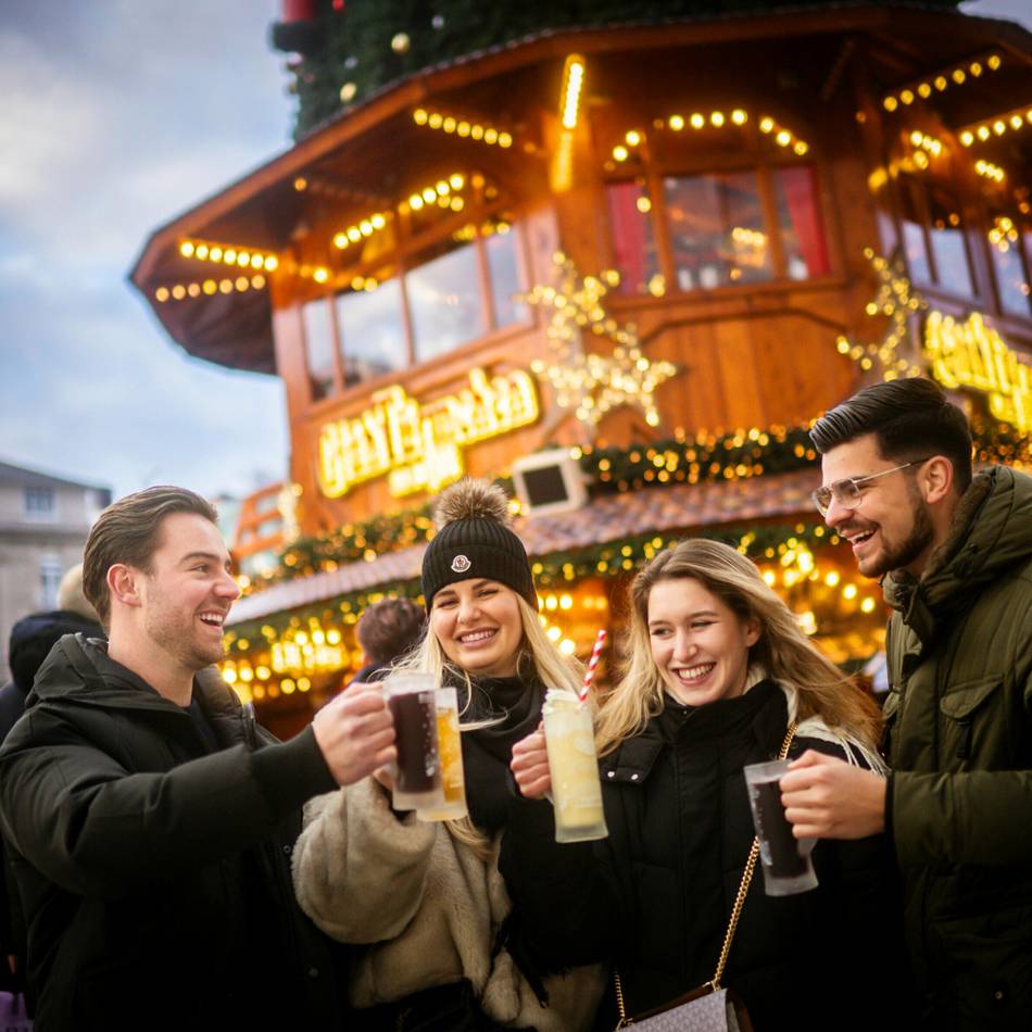 Weihnachtsmärkte starten : Glühwein in Düsseldorf wird teurer – das sind die Preise 2025