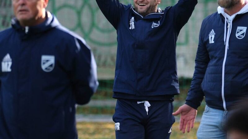 Jubel über den ersten Saisonsieg: Hochdahl stürzt Top-Favoriten TSV Eller 04 vom Gipfel