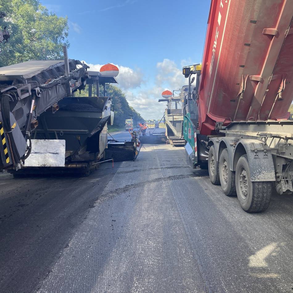Autobahn bei Kamp-Lintfort: Neue Asphaltschichten für die A 42