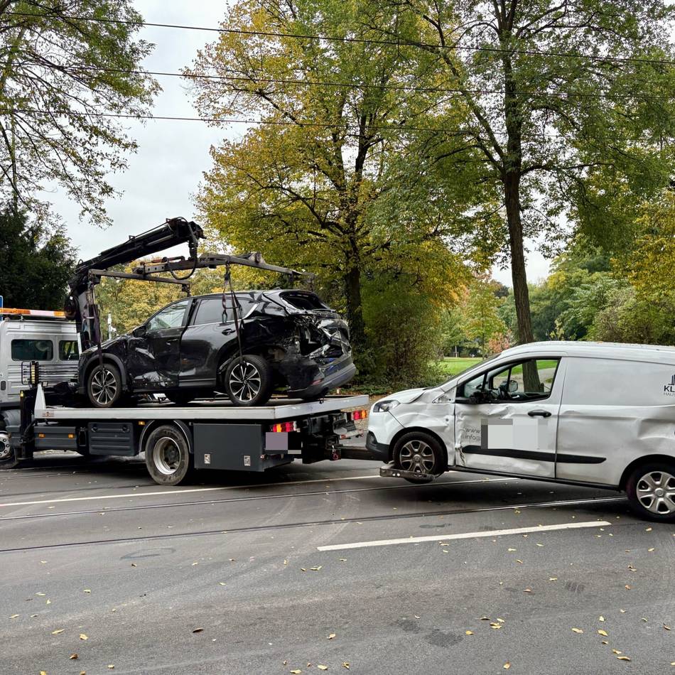 Polizeieinsatz in Düsseldorf: Geparkte Autos kaputt nach Unfall an der Brehmstraße – Polizei vermutet illegales Rennen