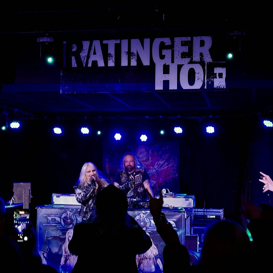 Doro Pesch in Düsseldorf: Queen of Metal zu Besuch in der Altstadt – „Hier hat alles angefangen“