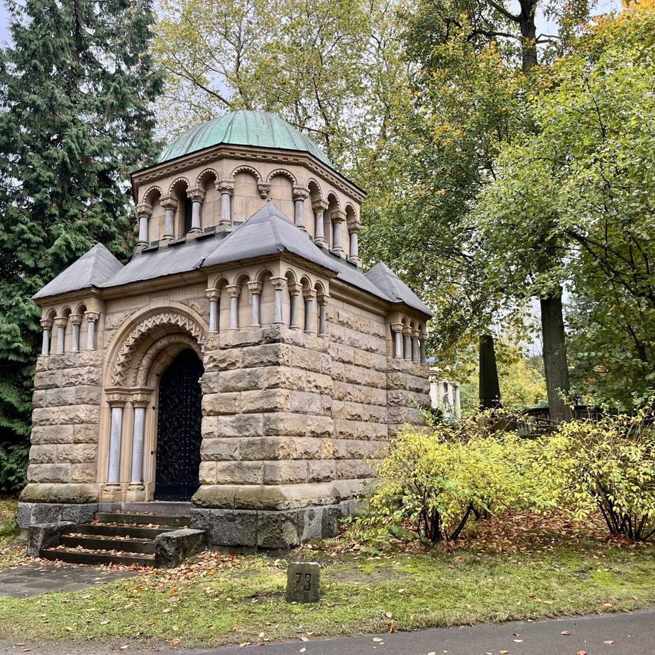 Schaden von mindestens 75.000 Euro: Kupferdiebe plündern Mausoleen auf dem Düsseldorfer Nordfriedhof