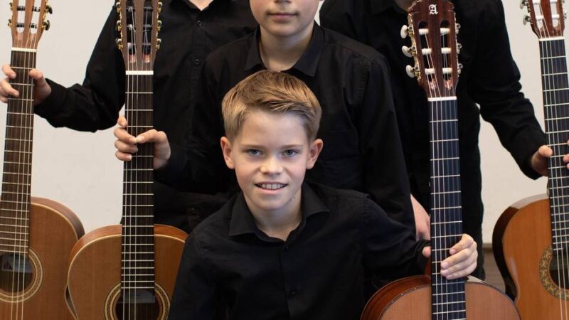 In der Volkshochschule Monheim: Die Vielfalt der Zupfinstrumente erleben