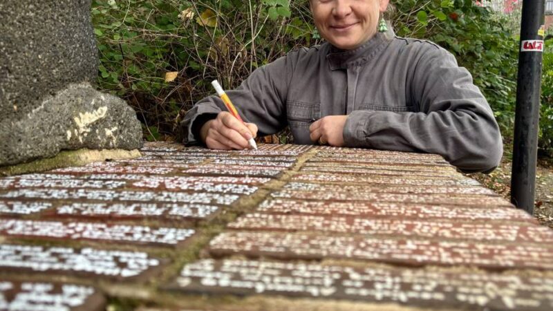 Kunst im öffentlichen Raum: Altes Denkmal neu belebt – plötzlich bleiben alle stehen
