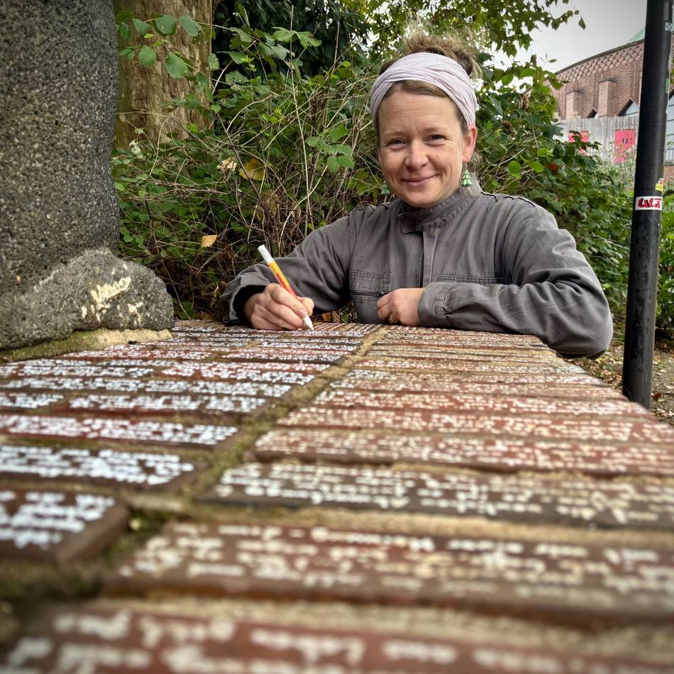 Kunst im öffentlichen Raum: Altes Denkmal neu belebt – plötzlich bleiben alle stehen