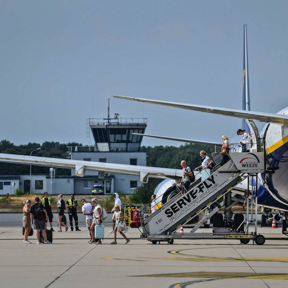 Airline protestiert gegen Ticketsteuer: Das sind die Folgen der Ryanair-Kürzungen für Flugreisende am Airport Weeze