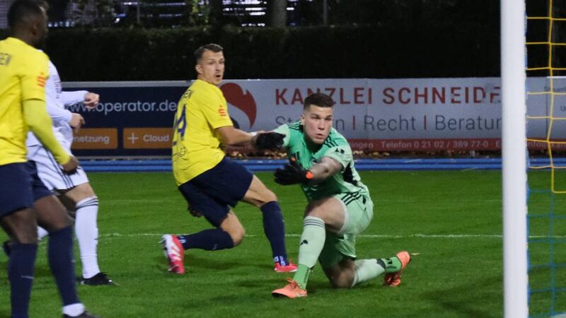 Abendspiel in Ratingen: Ratingen 04/19 überrollt den FC Büderich