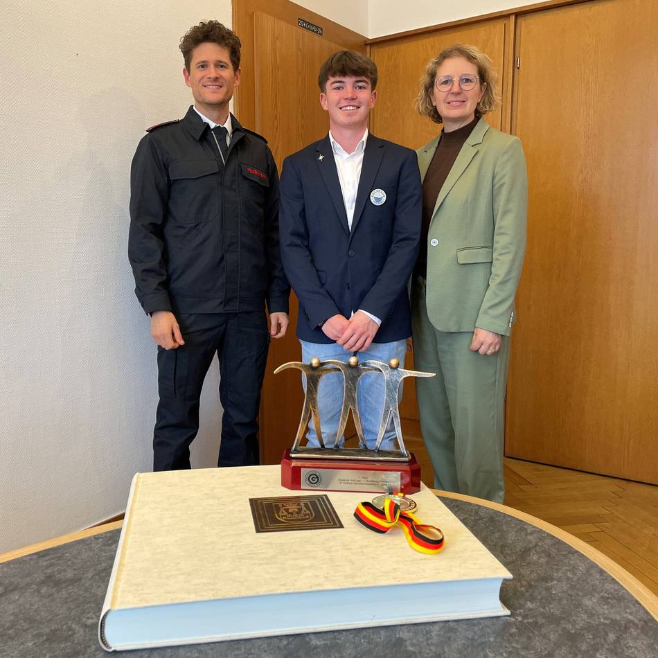 Golfer Fynn Wacker und Extremradler Rick Steffen waren zu Besuch im Rathaus Mettmann: Zwei Spitzensportler tragen sich ins Goldene Buch ein