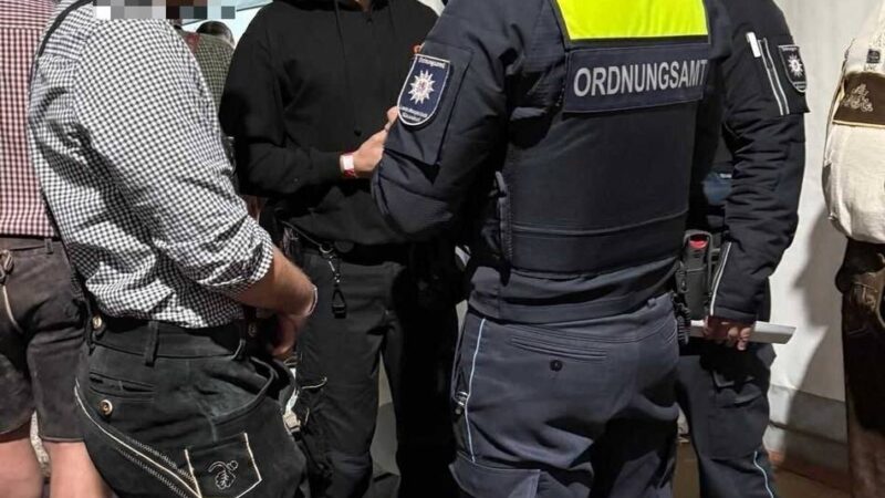 Leuchtjacke statt Lederhose: „Das gibt’s nur in Niederkassel“ – Ordnungsamt rückt bei Oktoberfest in Düsseldorf an