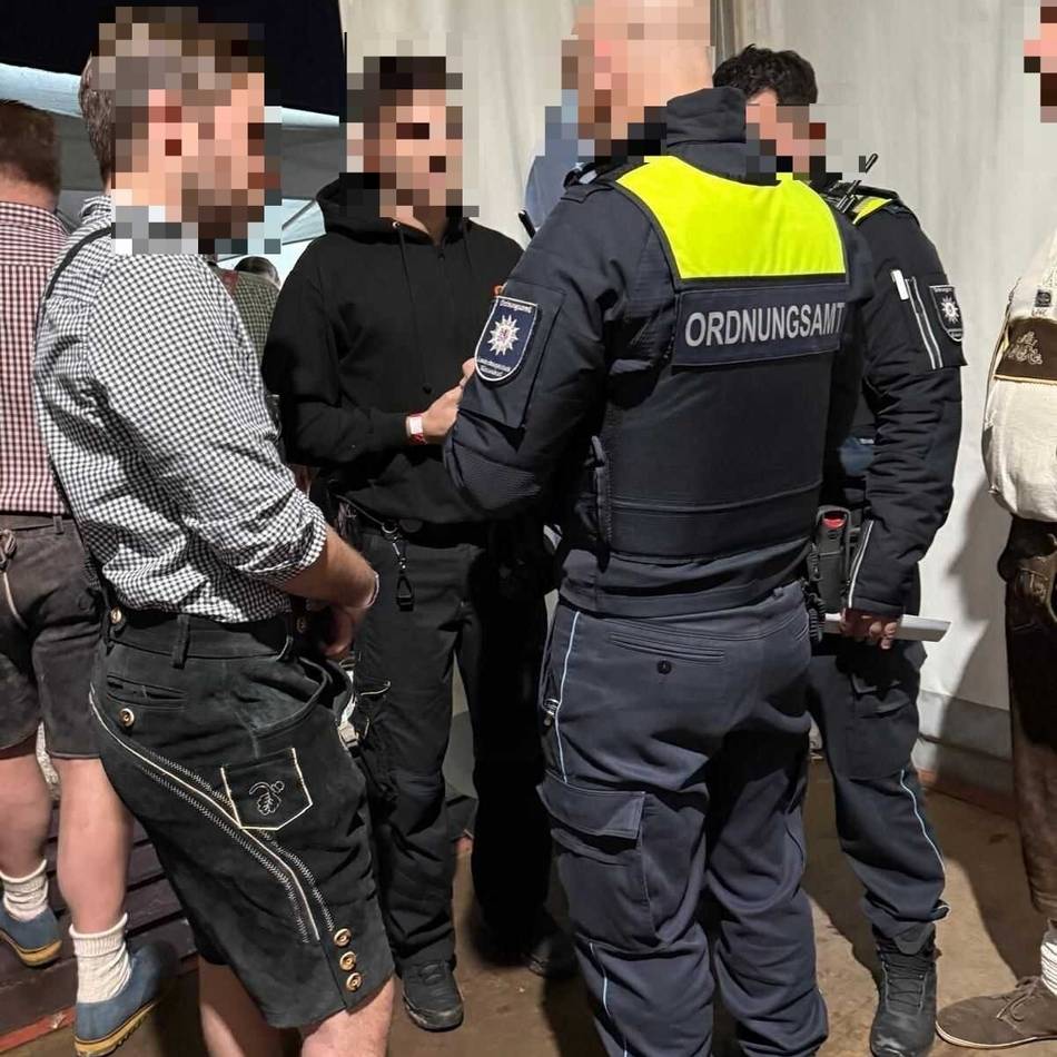 Leuchtjacke statt Lederhose: „Das gibt’s nur in Niederkassel“ – Ordnungsamt rückt bei Oktoberfest in Düsseldorf an