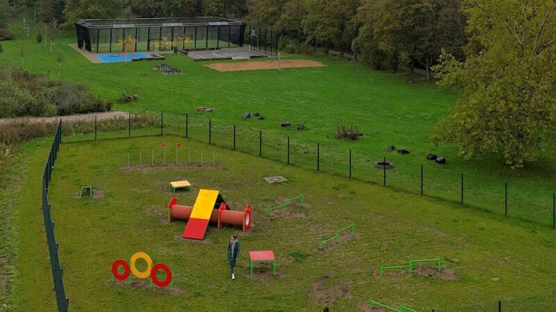 Hunde in Monheim: Neue Auslauffläche mit Hindernisparcours für Hunde