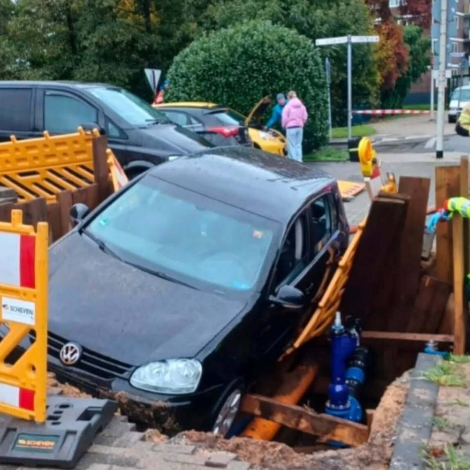 Ungewöhnlicher Einsatz für Hildener Feuerwehr: Auto stürzt in drei Meter tiefe Baugrube