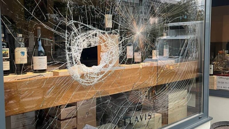 Mitten in Düsseldorf-Oberkassel:  „Wir sind sprachlos“ – Rotwein-Diebstahl bei Promi-Italiener