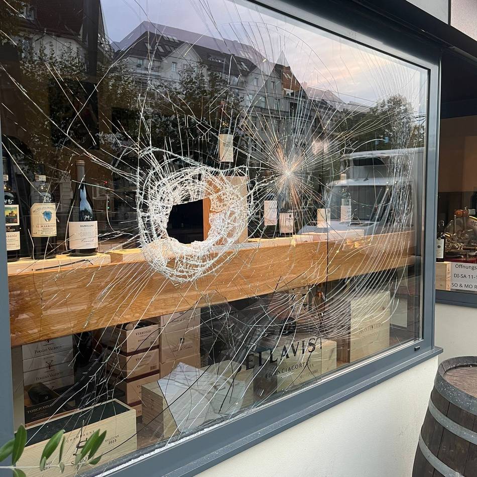 Mitten in Düsseldorf-Oberkassel:  „Wir sind sprachlos“ – Rotwein-Diebstahl bei Promi-Italiener