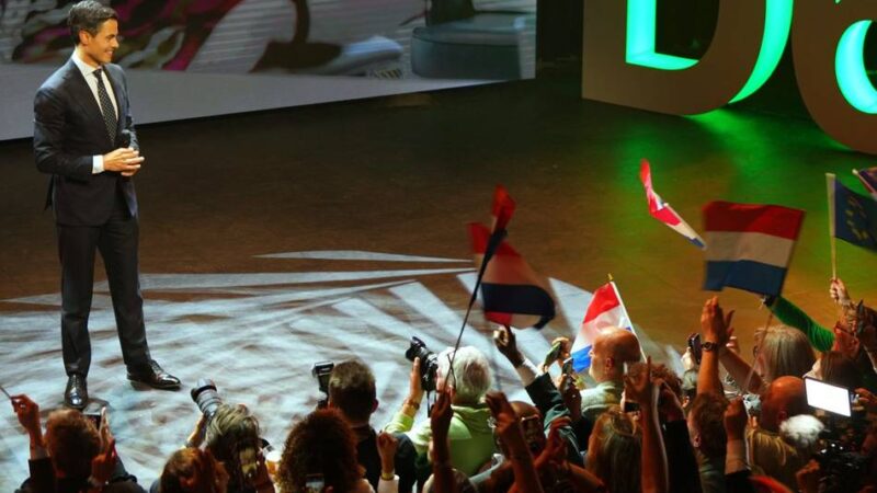 Parlamentswahl in den Niederlanden: Mitte-links-Partei liegt laut Hochrechnung gleichauf mit Wilders