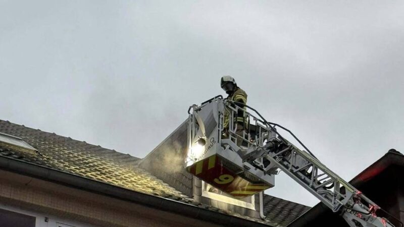 Bei dem zweistündigen Einsatz der Feuerwehr Mettmann wurde niemand verletzt: Dachgeschossbrand in einem Wohnhaus am Jubiläumsplatz