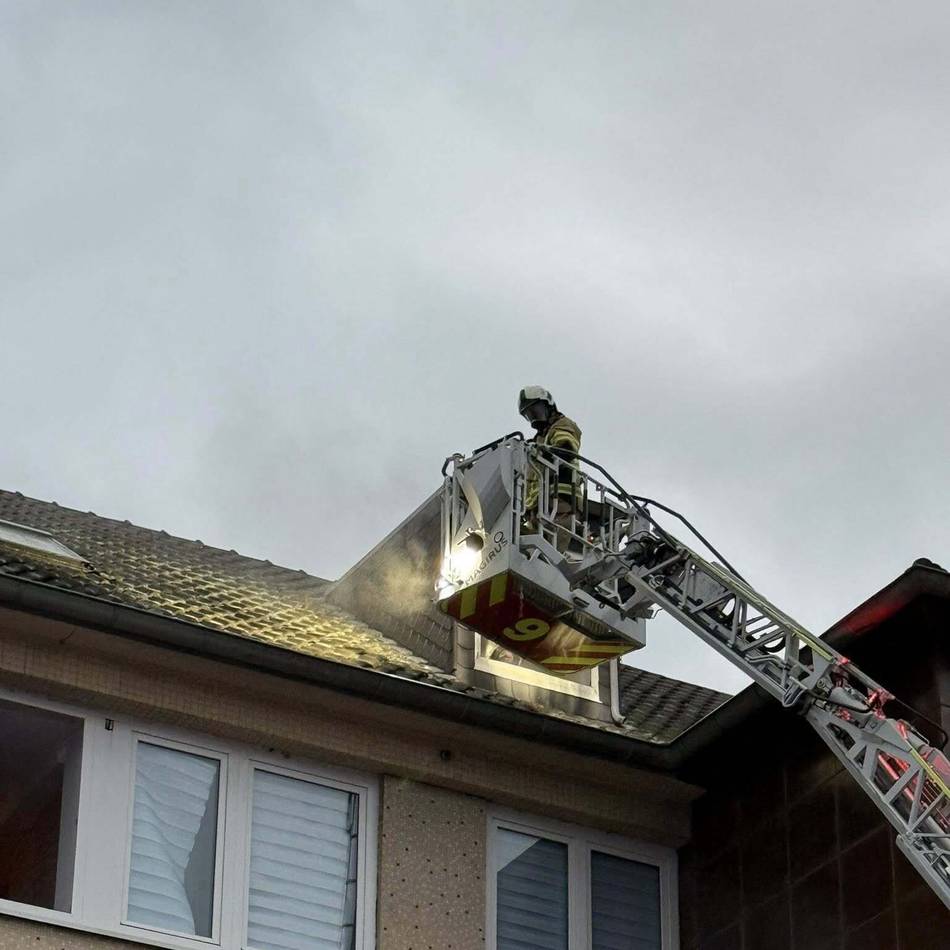 Bei dem zweistündigen Einsatz der Feuerwehr Mettmann wurde niemand verletzt: Dachgeschossbrand in einem Wohnhaus am Jubiläumsplatz