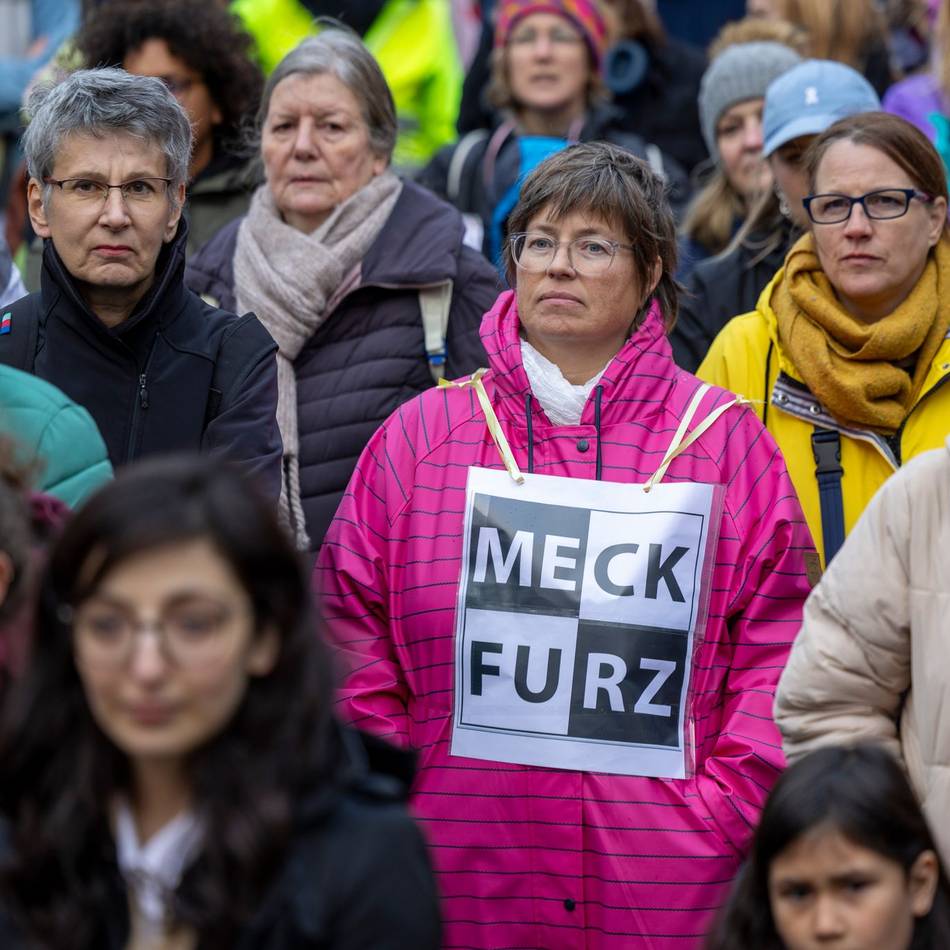 „Wir sind die Töchter“: Rund 1000 Menschen demonstrieren in Köln gegen Kanzler Merz