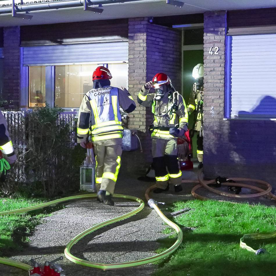 Feuerwehreinsatz in Monheim: Kellerbrand in Mehrfamilienhaus – Feuerwehr rettet vier Menschen
