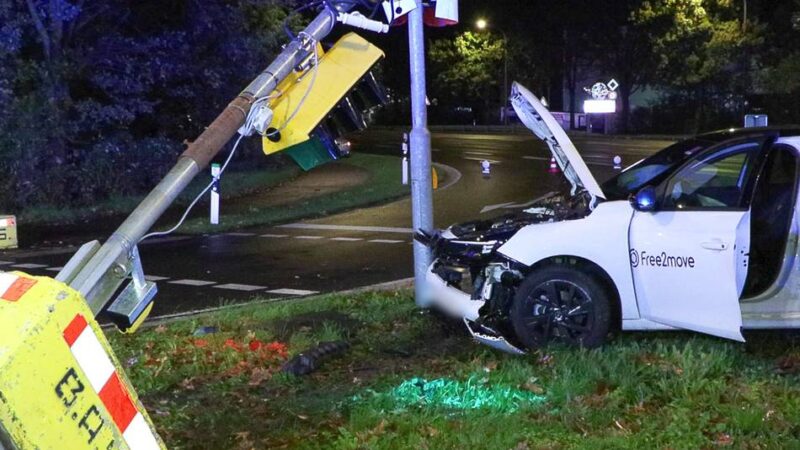 Kreuzung Berghausener Straße in Langenfeld: Fahrer war alkoholisiert: Auto kracht gegen Ampelmast