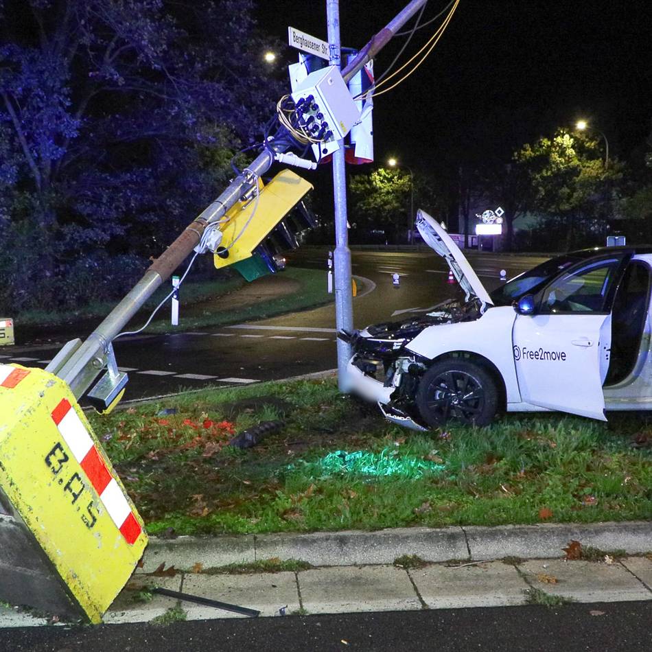 Kreuzung Berghausener Straße in Langenfeld: Fahrer war alkoholisiert: Auto kracht gegen Ampelmast