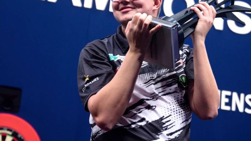 Finalsieg gegen Humphries: Van Veen krönt sich mit blutender Hand zum jüngsten Darts-Europameister