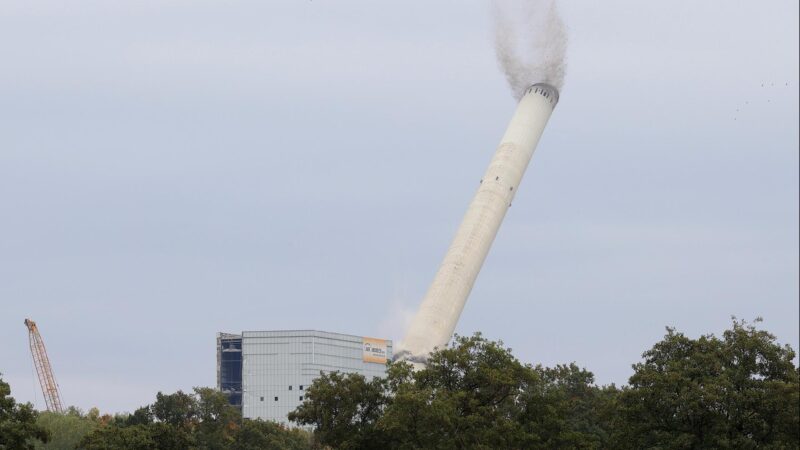 280 Meter hoher Schornstein eines RWE-Kraftwerks gesprengt
