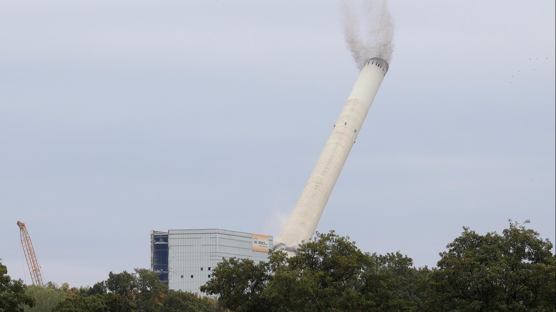 280 Meter hoher Schornstein eines RWE-Kraftwerks gesprengt