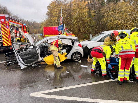 FW Ratingen: Verkehrsunfall mit drei PKW – Eine Person schwer verletzt