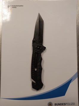 BPOL-HH: Keine wirklich gute Idee…: Alkoholisierter Mann erscheint mit Messer zur Anzeige auf Hamburger Bundespolizeirevier-