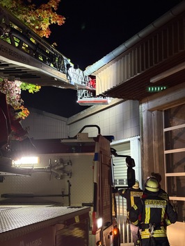 FW Beverungen: Zehn neue Drehleitermaschinisten für die Feuerwehr Beverungen / Erfolgreicher Lehrgangsabschluss der neuen Fachleute