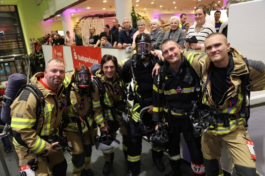 FW Bremerhaven: Feuerwehr Bremerhaven überzeugt beim 1. Blaulichtlauf im Klimahaus Bremerhaven