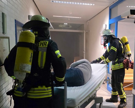 FW Celle: Feuer in Kinderklinik und Verkehrsunfall – die Celler Feuerwehr übte heute den Ernstfall im AKH und auf dem Wilhelm-Heinichen-Ring!