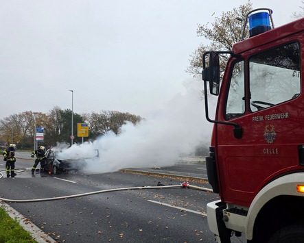 FW Celle: PKW in Vollbrand auf dem Wilhelm-Heinichen-Ring