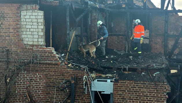 FW Dörentrup: Explosion mit anschließendem Großbrand in Wohnhaus – eine Person tot aufgefunden