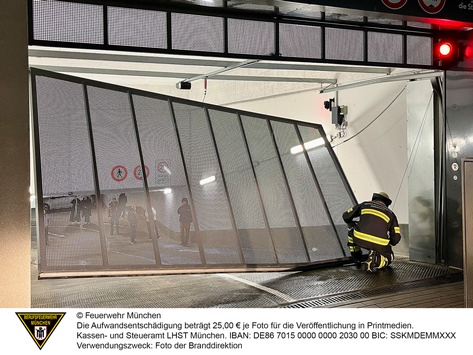 FW-M: Pkw gegen Garagentor (Milbertshofen)