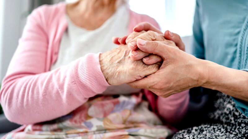 Pflegen mit Hintergedanken: Kinder bringen sich in der elterlichen Wohnung als Besetzer in Stellung