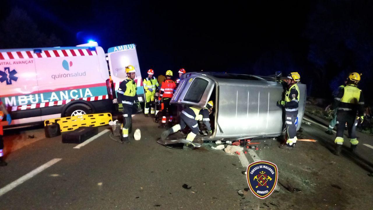 Karambolage: Vier Autos krachen auf Mallorca-Landstraße mit hoher Geschwindigkeit ineinander