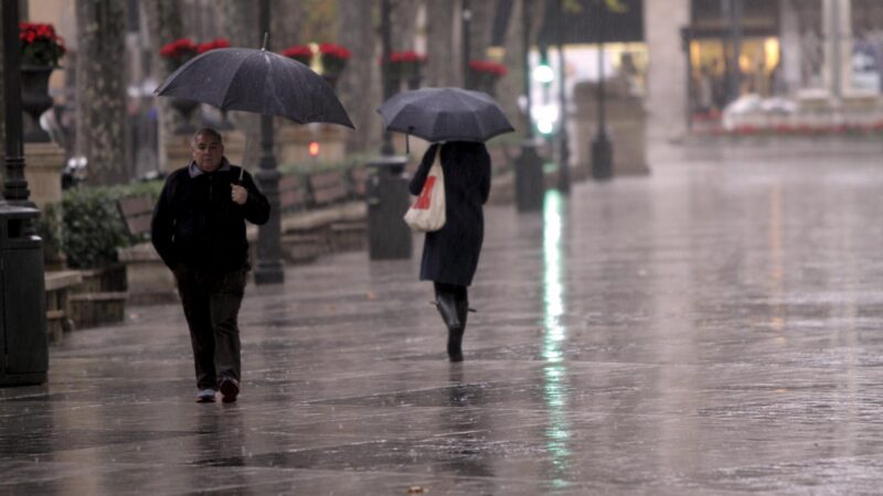 Nach heftigen Unwettern: Neue Regenfront kommt, wieder Warnstufen für ganz Mallorca